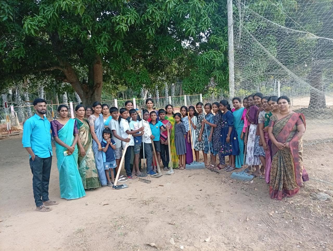 ரோயல் விளையாட்டு மைதானத்தில் சிரமதானப் பணியில் ஈடுபட்ட கடவுளின் அன்பு திட்ட சிறுவர்கள்